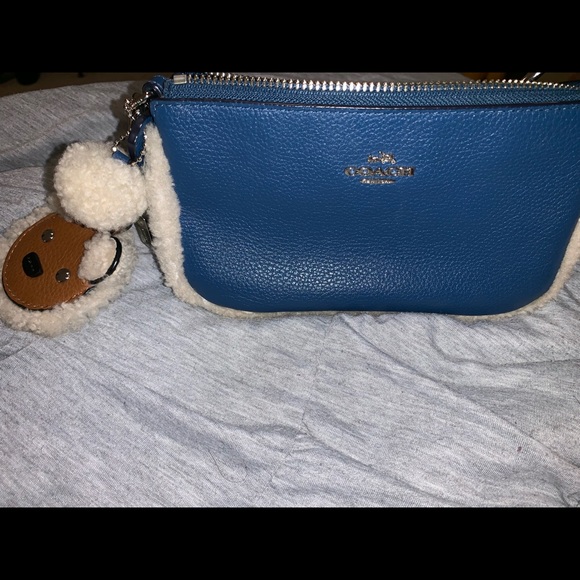 Leather and shearling coach bag w/ keychain - Picture 2 of 5